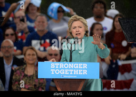 PEMBROKE PINES, FL - 05. NOVEMBER: Unterstützer im strömenden Regen auf als demokratischen Präsidentenkandidaten und ehemalige Außenministerin Hillary Clinton spricht während einer Kundgebung an C.B. Smith Park am 5. November 2016 in Pembroke Pines, Florida. Mit drei Tage bis zum Tag der Wahl zu gehen, Hillary Clinton wirbt in Florida und Pennsylvania: Hillary Clinton Stockfoto