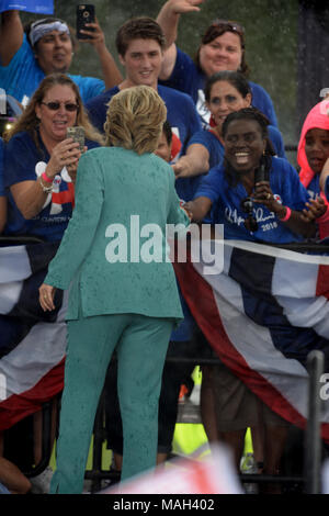 PEMBROKE PINES, FL - 05. NOVEMBER: Unterstützer im strömenden Regen auf als demokratischen Präsidentenkandidaten und ehemalige Außenministerin Hillary Clinton spricht während einer Kundgebung an C.B. Smith Park am 5. November 2016 in Pembroke Pines, Florida. Mit drei Tage bis zum Tag der Wahl zu gehen, Hillary Clinton wirbt in Florida und Pennsylvania: Hillary Clinton Stockfoto