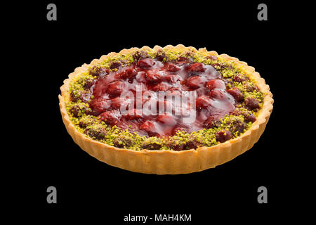 Lecker American Pie mit Erdbeeren auf schwarzem Hintergrund Stockfoto