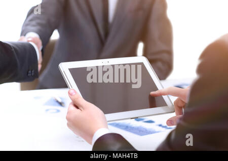 Bis zu schließen. Geschäftsmann mit digitalen Tablette im Büro Stockfoto