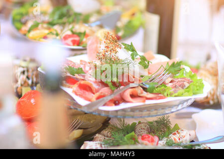 Teller mit Aufschnitt auf Platten im Restaurant Stockfoto