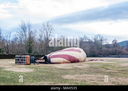 Vorbereitung ein Ballon für Start, Blasen heiße Luft in einem Heißluftballon, Aufblasen, Weidenkorb, Katalonien, Spanien Stockfoto