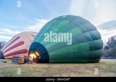 Blasen heiße Luft in einem Heißluftballon, Aufblasen, Weidenkorb, Katalonien, Spanien Stockfoto