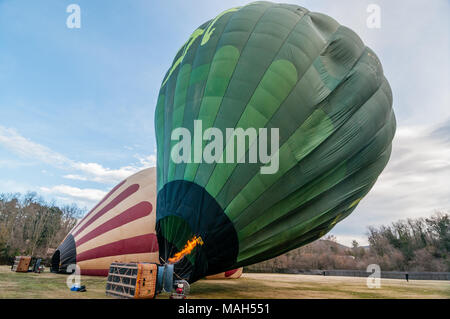 Blasen heiße Luft in einem Heißluftballon, Aufblasen, Weidenkorb, Katalonien, Spanien Stockfoto