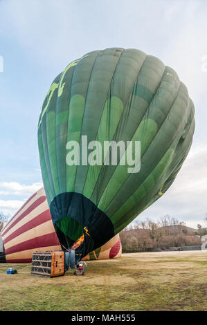 Blasen heiße Luft in einem Heißluftballon, Aufblasen, Weidenkorb, Katalonien, Spanien Stockfoto