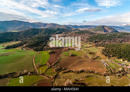 Luftaufnahme der vulkanischen Landschaft von La Garrotxa mit croscat Vulkan auf der rechten Seite Stockfoto