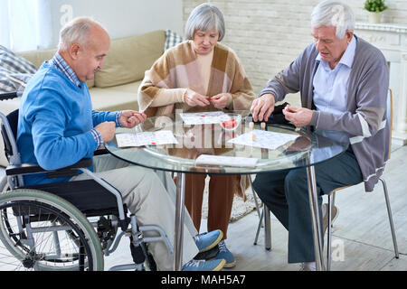 Ältere Leute Lotto Spielen Stockfoto