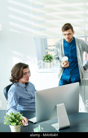 Smart jungen Unternehmer arbeiten im Büro Stockfoto
