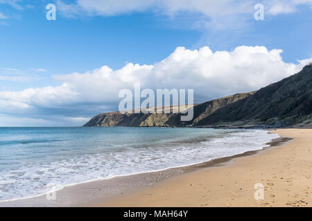 Weißer Sandstrand in Irland mit türkisfarbenem Wasser und blauer Himmel. Dies ist Kinnagoe Bay in Donegal Irland Stockfoto