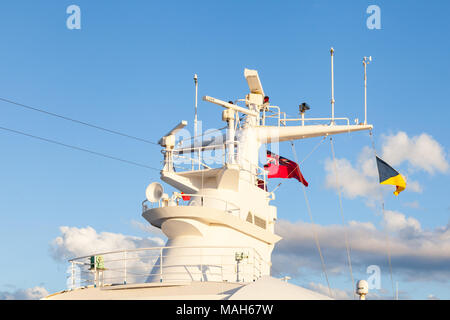 Ein Radar ist abgebildet auf einem Schiff in Las Palmas de Gran Canaria angedockt. Stockfoto