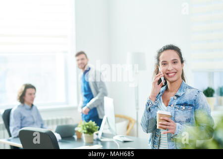 Aufgeregt moderne Office Manager am Telefon sprechen freundlich Stockfoto