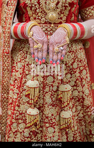 Nahaufnahme der Hand eines Sikh Braut kurz vor ihrer Trauung im Gurdwara Sikh Kulturellen Gesellschaft in South Richmond Hill, Queens, New York, präsent. Stockfoto