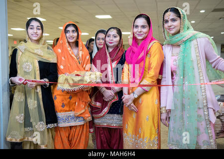 Attraktive Sikh Frauen an der Naka Sallyan Da Ribbon Cutting bei einer Hochzeit in Richmond Hills, Queens New York. Stockfoto