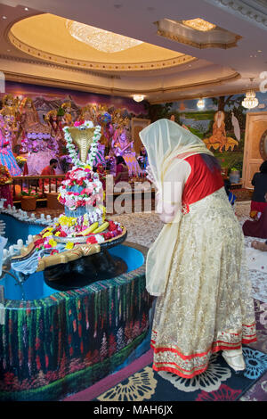 Ein Hindu Anbeter Gebet & Meditation vor einer Statue des Gottes Shiva in der tulsi-Tempel in South Richmond Hill, Queens, New York. Stockfoto