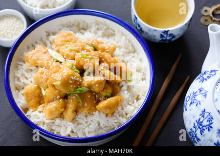 Teriyaki Hühnchen mit Reis und grünem Tee in China Teekanne. Detailansicht. Asiatische Küche Stockfoto