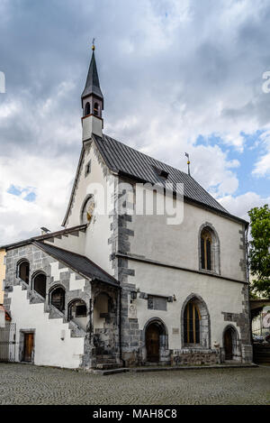 Schwaz, Österreich - August 8, 2017: Blick auf die Kirche von der malerischen Altstadt von Schwaz in Tirol in der Nähe von Innsbruck. Stockfoto