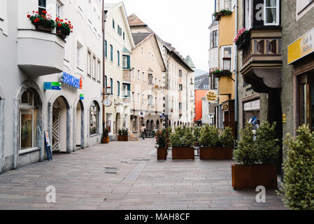 Schwaz, Österreich - August 8, 2017: Blick auf die malerische Altstadt von Schwaz in Tirol in der Nähe von Innsbruck. Stockfoto