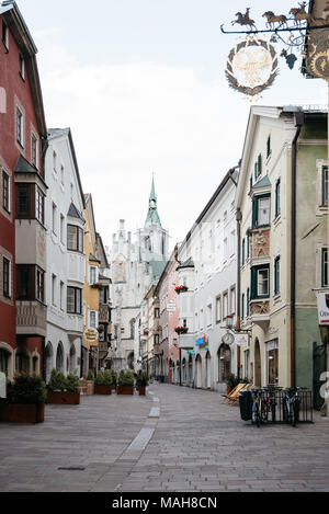 Schwaz, Österreich - August 8, 2017: Blick auf die malerische Altstadt von Schwaz in Tirol in der Nähe von Innsbruck. Stockfoto