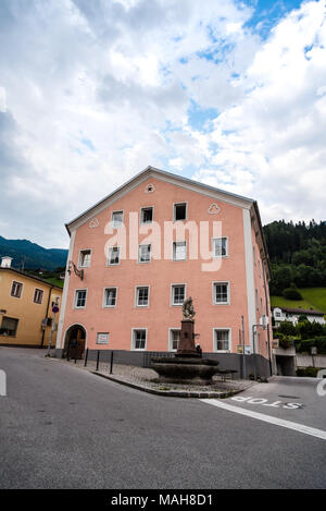 Schwaz, Österreich - August 8, 2017: Blick auf die malerische Altstadt von Schwaz in Tirol in der Nähe von Innsbruck. Stockfoto