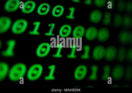 Numerische kontinuierliche Code in grüner Farbe, Zusammenfassung web Daten in binärer Code. Stockfoto