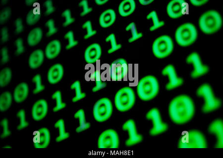 Numerische kontinuierliche Code in grüner Farbe, Zusammenfassung web Daten in binärer Code. Stockfoto