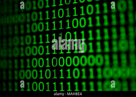 Numerische kontinuierliche Code in grüner Farbe, Zusammenfassung web Daten in binärer Code. Stockfoto