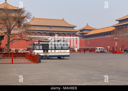 Mobile Polizeistation am Eingang zur Verbotenen Stadt in Peking, China im März 2018 geparkt. Stockfoto