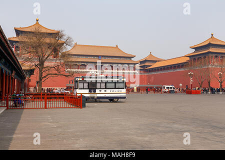 Mobile Polizeistation am Eingang zur Verbotenen Stadt in Peking, China im März 2018 geparkt. Stockfoto