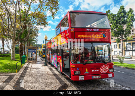 Funchal, Portugal - Dezember 10, 2016: City Sightseeing Bus an einer Haltestelle warten auf Touristen in Funchal, Madeira, Portugal. Stockfoto