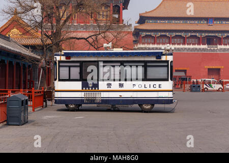 Mobile Polizeistation am Eingang zur Verbotenen Stadt in Peking, China im März 2018 geparkt. Stockfoto