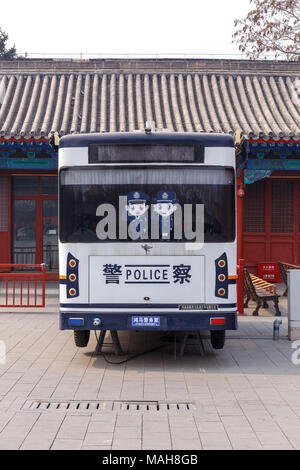 Mobile Polizeistation am Eingang zur Verbotenen Stadt in Peking, China im März 2018 geparkt. Stockfoto