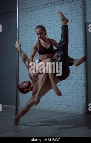 Sport Paar auf der Pole für das Tanzen komplexen Tricks zeigen. Stockfoto