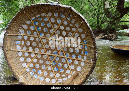 Coracle Boot traditionelles Wasserfahrzeug an den Hogenakkal Falls Tamil Nadu Karnataka Grenze Indien . Rundboote, Rundboote für Touristen, Bootstouren in Indien Stockfoto