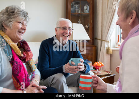 Gruppe von älteren Freunden treffen zu Hause für Kaffee Stockfoto
