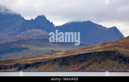 Ein broody Bla Bheinn (blaven) Berg auf der Insel Skye von Tokavaig gesehen auf der Halbinsel Sleat south east Skye Stockfoto