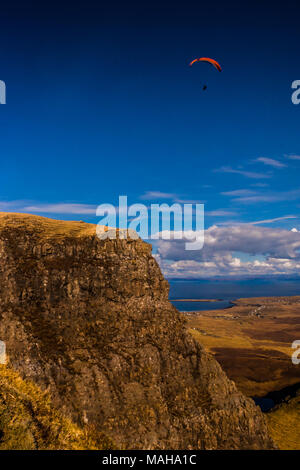 Gleitschirm über den Klippen von trotternish Ridge und die quiraing, Isle of Skye Stockfoto