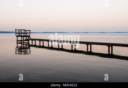 Panorama, Steg, und ruhige Szene auf dem See im Norden, Deutschland Stockfoto