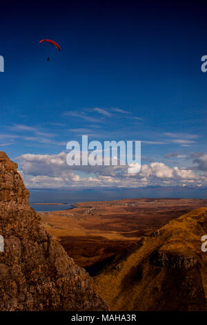 Gleitschirm über den Klippen von trotternish Ridge und die quiraing, Isle of Skye Stockfoto