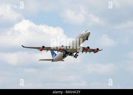Tokio, Japan - APR. 1, 2018: Airbus A340-300, die vom internationalen Flughafen Narita in Tokio, Japan. Stockfoto