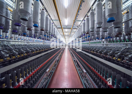 Maschinen und Anlagen in einer Spinnerei. Stockfoto