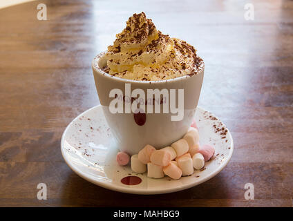 Heiße Schokolade mit Sahne und Marshmallows Stockfoto