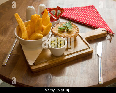 Pie Chips und Erbsen Stockfoto