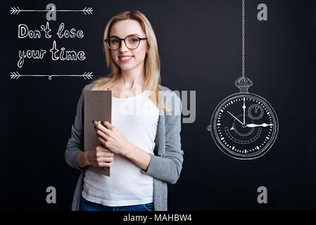 Enthusiastische Manager ihre Zeit Controlling und suchen gerne Stockfoto