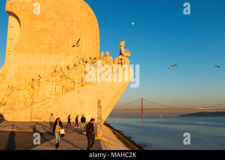 Lissabon, Portugal - Januar 10, 2017: die Menschen genießen den Sonnenuntergang in der Nähe des Monument der Entdeckungen (Padrao dos Descobrimentos) in der Stadt Lissabon Stockfoto