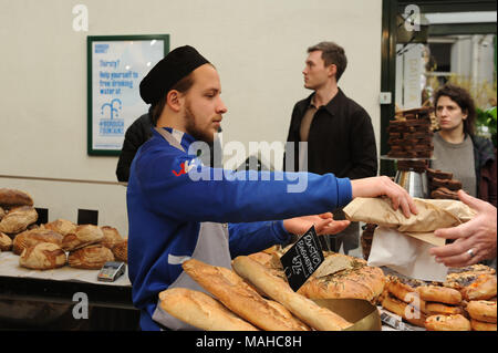 Touristen und Besucher und Borough Market in London, England Stockfoto