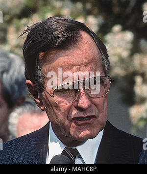 Washington, DC., USA, April 14, 1989 Präsident George H.W. Bush liefert seine Äußerungen nach der Unterzeichnung des Überparteilichen Budget Argeement, im Rosengarten. Credit: Mark Reinstein/MediaPunch Stockfoto