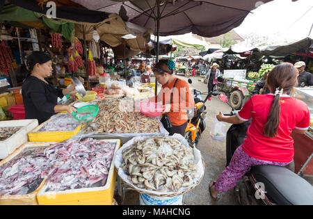 Lokale kambodschanische Volk Einkaufen für Essen zu einem Fisch und Meeresfrüchte in der Stadt Marktstand, Chhlong Stadt, Provinz Kratie, Kambodscha Südostasien Stockfoto