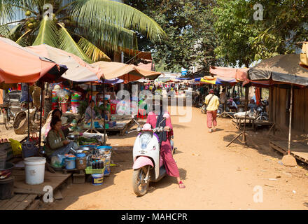 Junge Frau einkaufen in einer Stadt Markt bon ein Motorrad, Chhlong Stadt Markt, Kratie Provinz, Kambodscha Südostasien Stockfoto