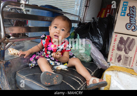 Kambodscha Kambodscha Kind - ein Kleinkind im Alter von 1-2 Jahren draußen zu sitzen, Kampong Thom, Kambodscha, Asien Stockfoto