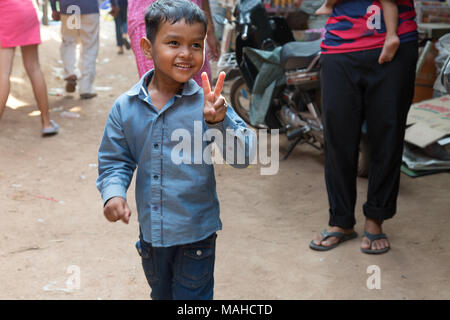 Kambodscha Kinder - eine Glücklich lächelnde 10 Jahre alte Junge Kind in Kampong Thom, Kambodscha, Südostasien Stockfoto